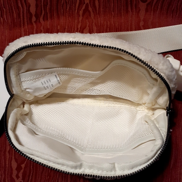 Lululemon Everywhere Athletica Fleece Belt Bag Ivory Trench Fanny Pack NWT - Picture 4 of 13